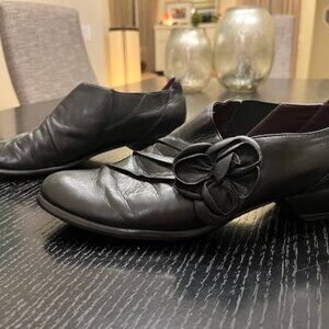 Everybody Black Shoe with Flower Applique, size 8.5